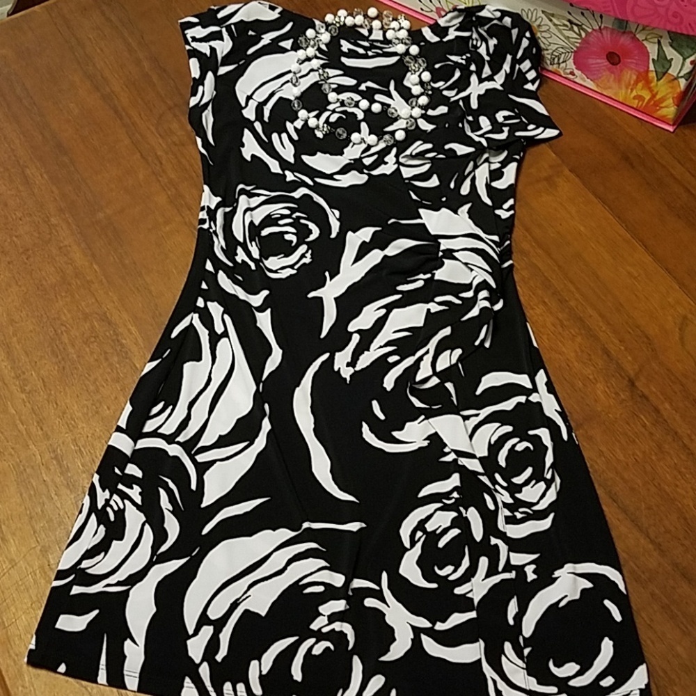 👸👗 Black & White Floral Silky Dress